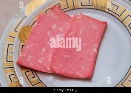 Saucisses de viande hachée fumé réside dans une plaque de verre sur la table.. Close-up, selective focus. . Saucisse haché dans la plaque . Banque D'Images