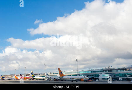 Les avions à l'aéroport de Ténérife Sud (précédemment connu sous le nom de Tenerife sud Reina Sofia), Iles Canaries, Espagne Banque D'Images