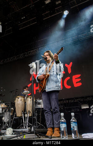 Le duo allemand folktronica Milky Chance effectue un concert live au festival de musique Bergenfest norvégien en 2016. Chanteur et musicien ici Clemens Rehbein est vu sur scène. La Norvège, 18/06 2016. Banque D'Images