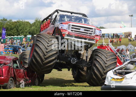 Monster Truck Dragon Rouge Faire une apparition au salon de New York qu'il écrase véhicules qu'elle grimpe sur Banque D'Images