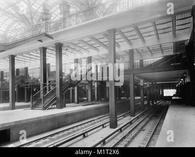 Niveau de la voie d'escalier et d'Ascenseurs, montrant la Pennsylvania Station, New York City, New York, USA, Detroit Publishing Company, 1910 Banque D'Images
