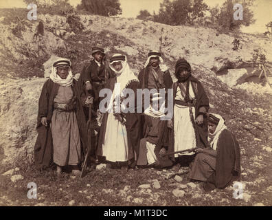 Les hommes de la tribu bédouine Arakat, portrait en paysage rocheux avec des épées et des fusils, colonie américaine Service Photo, début des années 1900 Banque D'Images