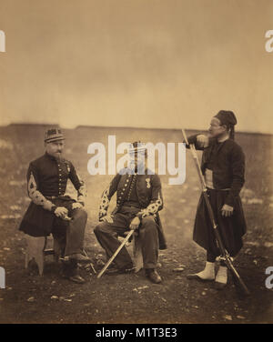 Deux officiers français, assis, debout, Zouave et avec le bras reposant sur l'arme, guerre de Crimée, Crimea, Ukraine, par Roger Fenton, 1855 Banque D'Images