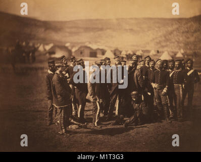 Groupe d'officiers britanniques et des soldats de la 13ème Dragoon Guards, dont le Colonel Charles Doherty, Cornet Danzil Chamberlayne, Capitaine Soame Jenyns, et Veterinary-Surgeon Thomas Tours, tentes et abris en arrière-plan, guerre de Crimée, Crimea, Ukraine, par Roger Fenton, 1855 Banque D'Images