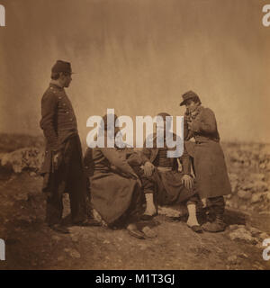 Deux soldats français debout à côté de trois soldats Zouave assis et le tabagisme, guerre de Crimée, Crimea, Ukraine, par Roger Fenton, 1855 Banque D'Images