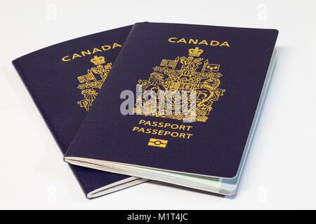 Deux nouveaux passeports canadiens sur fond blanc Banque D'Images
