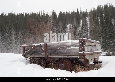 Vieille voiture de charbon abandonnées dans la forêt d'hiver, Kananaskis Banque D'Images