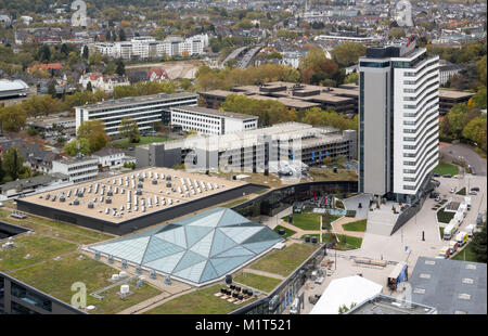 Bonn, Regierungsviertel (Bundesviertel, Parlamentsviertel), Blick vom ehemaligen Abgeordnetenhochhaus "Langer Eugen"nach Norden und Kongresszentrum onu Banque D'Images