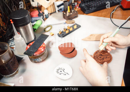 Close up of hands tanner effectue un travail sur table avec des outils Banque D'Images