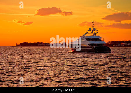 Bateau yacht sur la mer ouverte au coucher du soleil doré, Zadar, Dalmatie, Croatie Banque D'Images