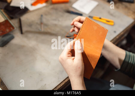 Close up of hands tanner effectue un travail sur table avec des outils Banque D'Images