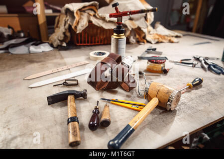 Close up of hands tanner effectue un travail sur table avec des outils Banque D'Images