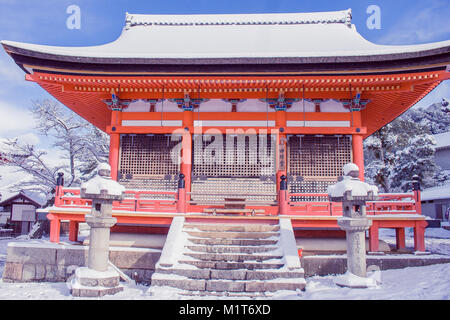 Belle saison d'hiver de la Pagode rouge au Temple Kiyomizu-dera, entouré d'arbres couverts de neige blanc fond à Kyoto, au Japon. Banque D'Images