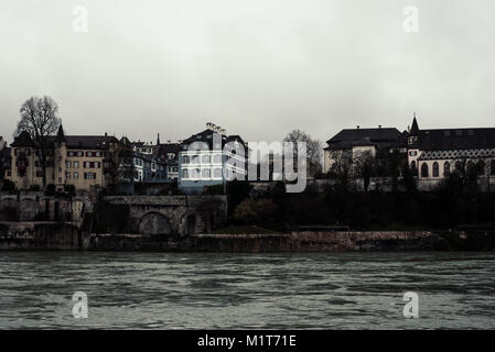 Vue sur la vieille ville grand-Bâle de la riverside le Rhin à Bâle Suisse Banque D'Images