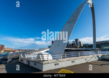 Gateshead Millennium Bridge, à Newcastle Upon Tyne, Royaume-Uni Banque D'Images