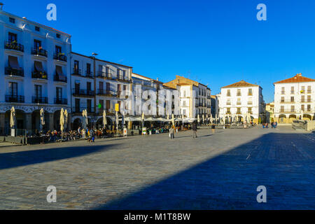 CACERES, ESPAGNE - le 21 décembre 2017 : Scène de la Plaza Mayor (place principale), avec des entreprises locales, les habitants et visiteurs, à Cáceres, Extremadura, Espagne Banque D'Images