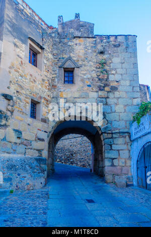 CACERES, ESPAGNE - Décembre 21, 2017 : avis de l'Arco del Cristo de roue et le portail, en Cáceres, Extremadura, Espagne Banque D'Images