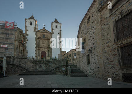 CACERES, ESPAGNE - le 21 décembre 2017 : vue du coucher de l'église San Francisco Javier, en Cáceres, Extremadura, Espagne Banque D'Images