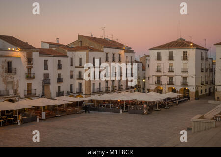 CACERES, ESPAGNE - le 21 décembre 2017 : Coucher de scène de la Plaza Mayor (place principale), avec des entreprises locales, les habitants et visiteurs, à Cáceres, Extremadura Banque D'Images