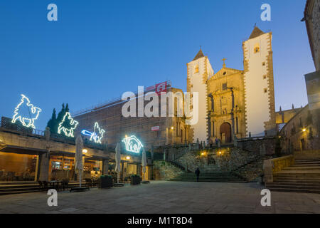 CACERES, ESPAGNE - le 21 décembre 2017 : vue du coucher de l'église San Francisco Javier, avec des décorations de Noël, et les visiteurs, à Caceres, Extremadura, Banque D'Images