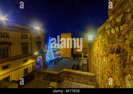 CACERES, ESPAGNE - le 21 décembre 2017 : scène de nuit de la Plaza Mayor (place principale), avec différentes décorations de Noël, les entreprises locales, les sections locales et vis Banque D'Images