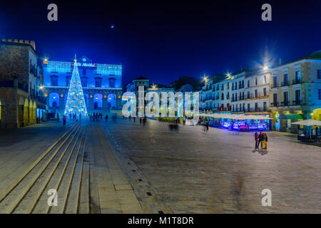 CACERES, ESPAGNE - le 21 décembre 2017 : scène de nuit de la Plaza Mayor (place principale), avec différentes décorations de Noël, les entreprises locales, les sections locales et vis Banque D'Images