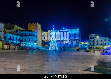 CACERES, ESPAGNE - le 21 décembre 2017 : scène de nuit de la Plaza Mayor (place principale), avec différentes décorations de Noël, les entreprises locales, les sections locales et vis Banque D'Images