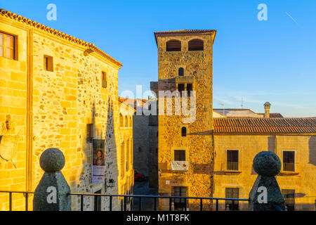 CACERES, ESPAGNE - le 22 décembre 2017 : lever du soleil sur l'Los Golfines de Abajo Palace, dans la région de Cáceres, Extremadura, Espagne Banque D'Images