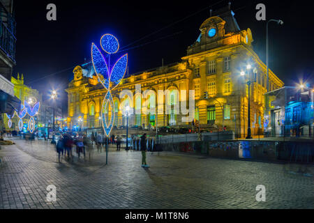 PORTO, PORTUGAL - 23 décembre 2017 : vue de la nuit de la gare Sao Bento, avec des décorations de Noël, les habitants et visiteurs, à Porto, Portugal Banque D'Images