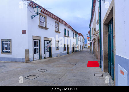 MIRANDA do Douro, PORTUGAL - 25 décembre 2017 : vue sur une rue de la vieille ville historique, avec des entreprises locales, dans la région de Miranda do Douro, Portugal Banque D'Images