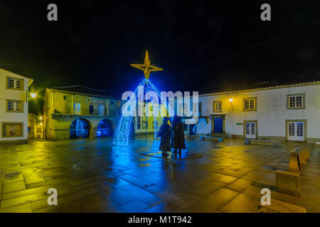 MIRANDA do Douro, PORTUGAL - 25 décembre 2017 : Vue de nuit sur la place de la ville, décorées pour Noël, dans la vieille ville historique de Miranda do Douro, Banque D'Images