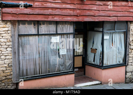 Second Hand Shop avec le stock caché derrière des rideaux net à Frome, Somerset, Angleterre. Banque D'Images