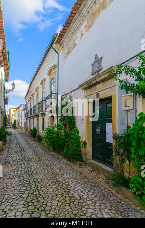 TOMAR, PORTUGAL - 27 décembre 2017 : vue sur une allée et la vieille synagogue, avec les habitants et visiteurs, à Tomar, Portugal Banque D'Images