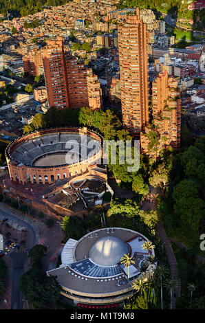 BOGOTA, COLOMBIE - 3 janvier 2015 : une vue sur le planétarium et l'arène de Bogota à partir du haut de l'édifice Colpatria. Banque D'Images