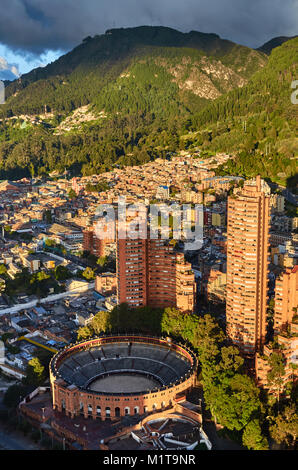 BOGOTA, COLOMBIE - 3 janvier 2015 : une vue de l'arène et de la ville de Bogota à partir du haut de l'édifice Colpatria. Banque D'Images