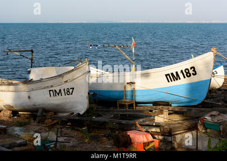 Pomorie, Bulgarie - Juillet 02, 2017 : ligne de blanc et de bleu les bateaux de pêche amarrés au port de Pomorie Banque D'Images