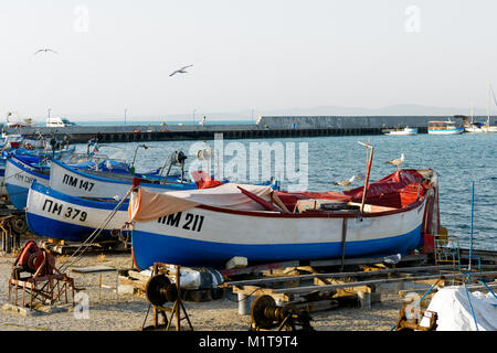 Pomorie, Bulgarie - Juillet 02, 2017 : ligne de pêche en bois blanc et bleu bateaux amarrés au port de Pomorie Banque D'Images