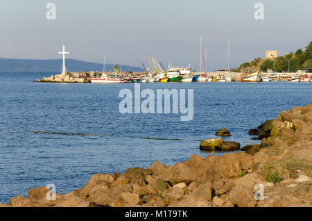 Pomorie, Bulgarie - 20 septembre 2014 : bateaux amarrés au port de Pomorie avec de grandes croix blanches sur la gauche Banque D'Images