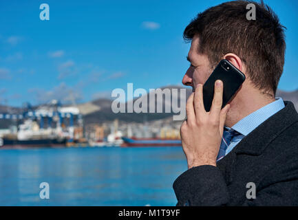 L'homme à enduire au port Banque D'Images