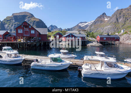 Å, un petit village de pêcheurs spécialisés dans stockfish, avec des maisons en bois rouge, archipel des Lofoten Moskenes, comté de Nordland, Norvège, Banque D'Images