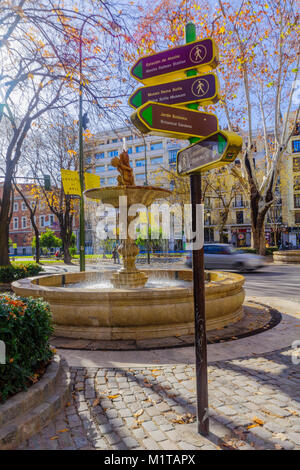 MADRID, ESPAGNE - 1 janvier, 2018 : Avis de la direction de signer et une fontaine dans le Paseo del Prado boulevard, avec les habitants et visiteurs, à Madrid, Espagne Banque D'Images