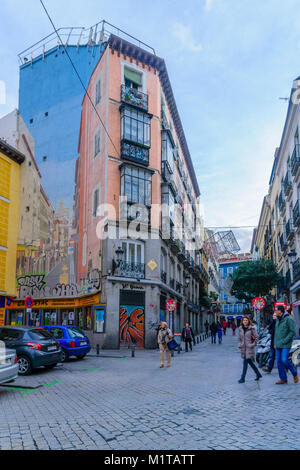 MADRID, ESPAGNE - 1 janvier 2018 : rue typique avec différents bâtiments, les habitants et visiteurs, à Madrid, Espagne Banque D'Images