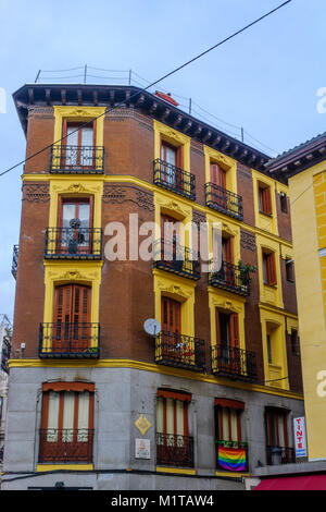 MADRID, ESPAGNE - 1 janvier 2018 : rue typique avec différents bâtiments, les habitants et visiteurs, à Madrid, Espagne Banque D'Images