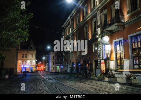 Lviv, Ukraine - le 22 septembre 2016 : la rue de la vieille ville illuminée la nuit, Lviv, Ukraine. Banque D'Images