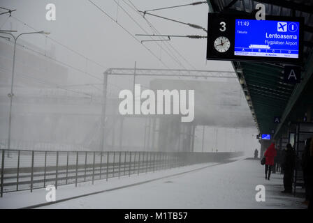 Les fortes chutes de neige Hits Helsinki Banque D'Images