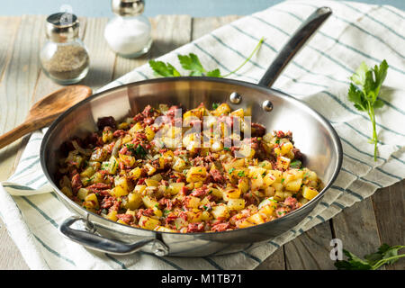 Le corned-beef Hash Maison salé dans une casserole Banque D'Images