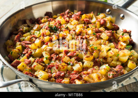 Le corned-beef Hash Maison salé dans une casserole Banque D'Images