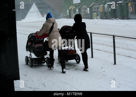 Les fortes chutes de neige Hits Helsinki Banque D'Images