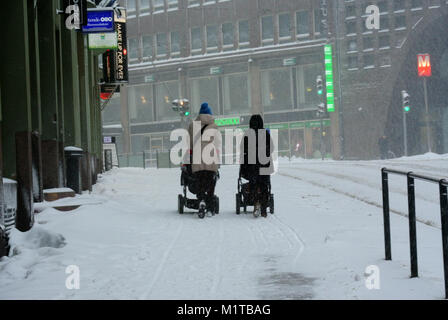 Les fortes chutes de neige Hits Helsinki Banque D'Images