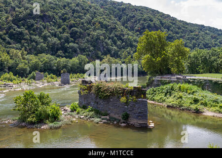 Vue sur la rivière Potomac vers le reste de la B&O railroad bridge, Harper's Ferry National Historic Park, West Virginia, United States. Banque D'Images